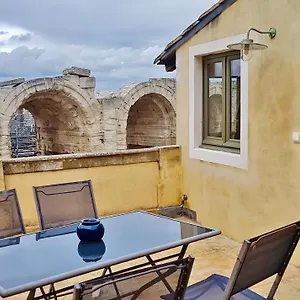 https://studio-avec-terrasse-sur-lamphithtre-arnes.fr-provencehotel.com